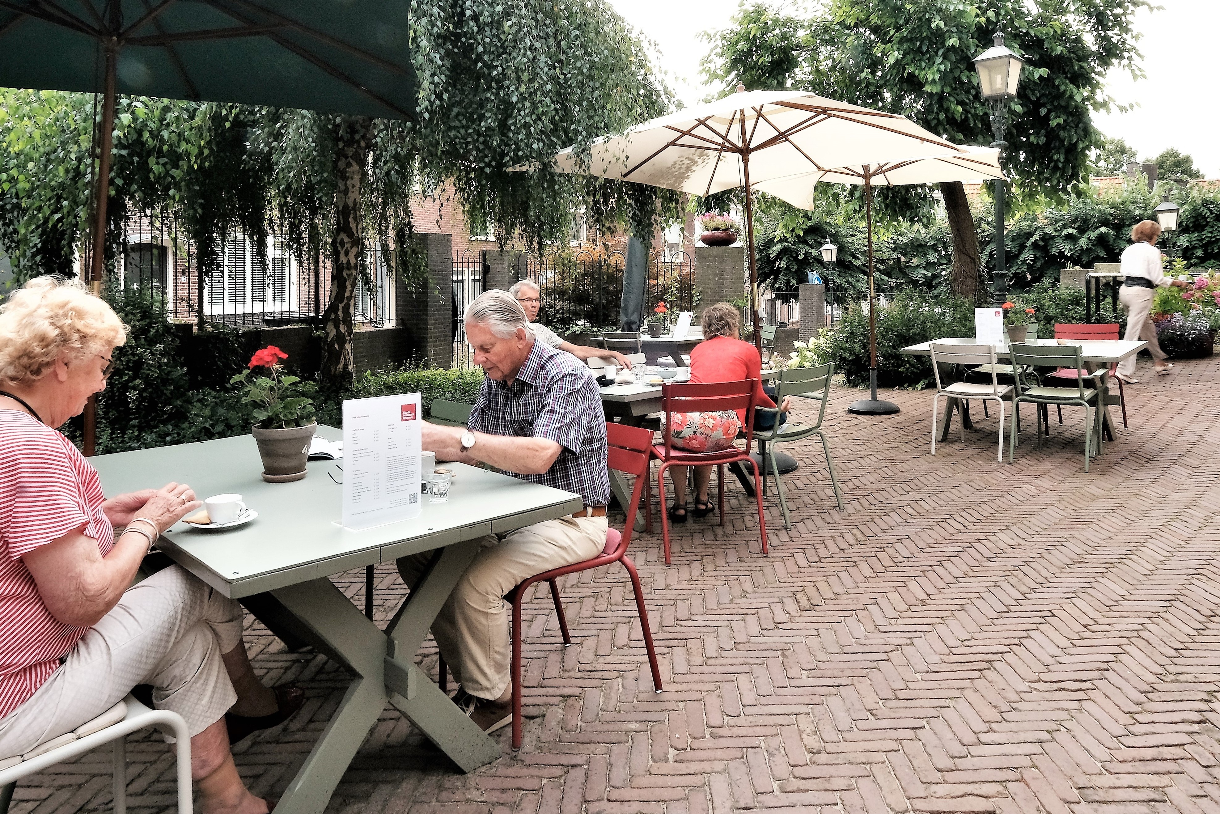 JvdB museumgasten met koffie 1 foto Jan van den Brink knip