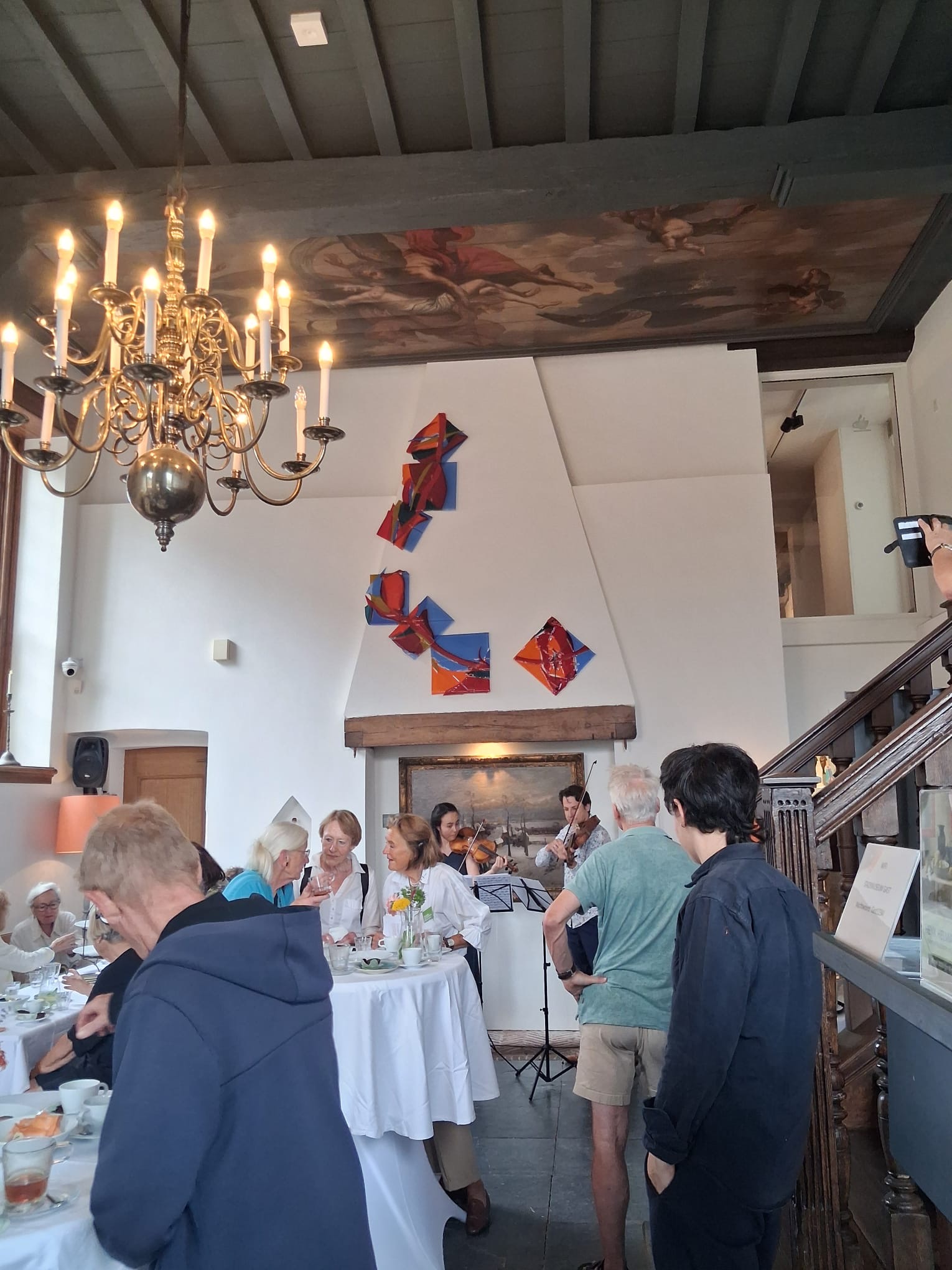 Begeleiding tijdens de MINI high tea Foto Lydeke van Os